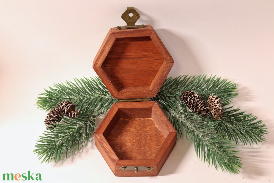 Téli madaras ajándékdoboz  - karácsony - karácsonyi ajándékozás - karácsonyi ajándékcsomagolás - Meska.hu