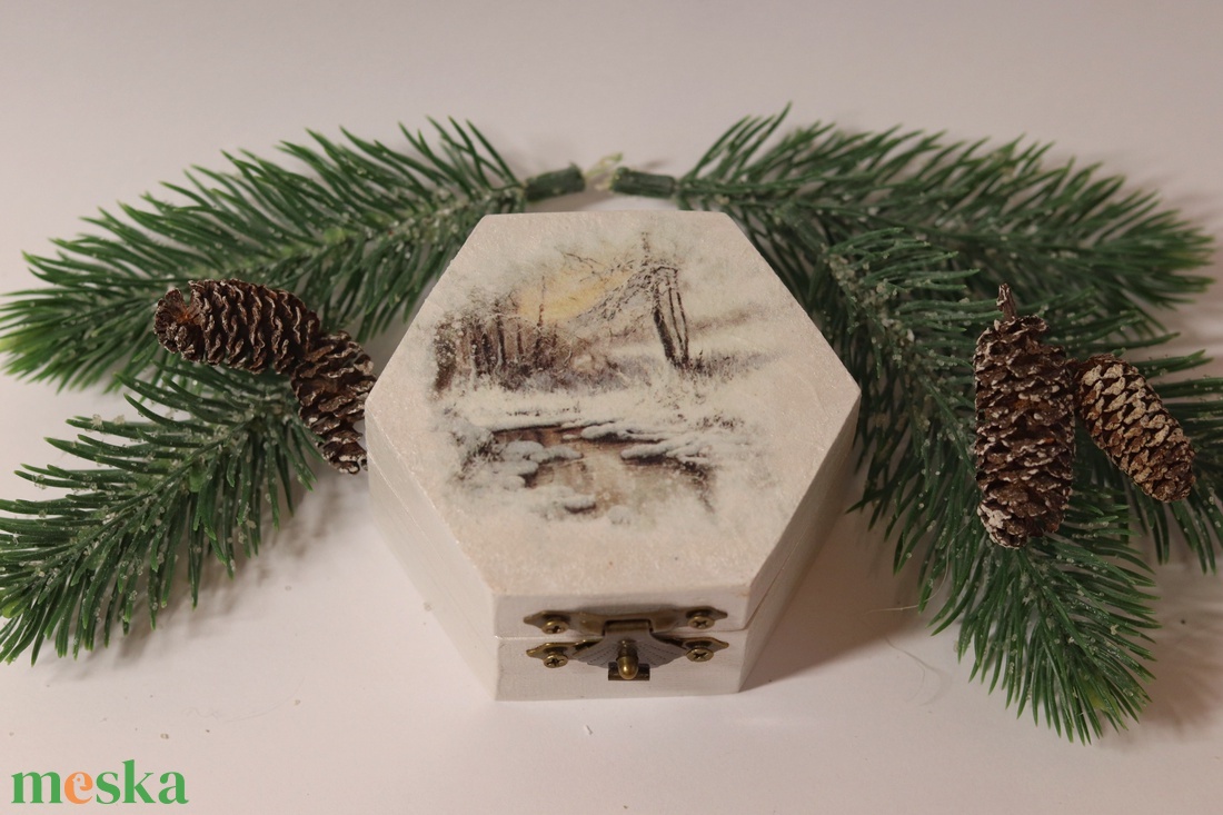 Fehér karácsonyi ajándékdoboz - karácsony - karácsonyi ajándékozás - karácsonyi ajándékcsomagolás - Meska.hu