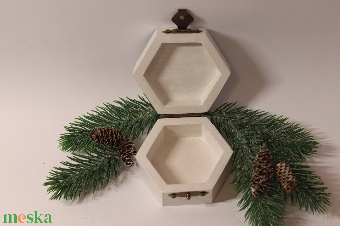 Fehér karácsonyi ajándékdoboz - karácsony - karácsonyi ajándékozás - karácsonyi ajándékcsomagolás - Meska.hu