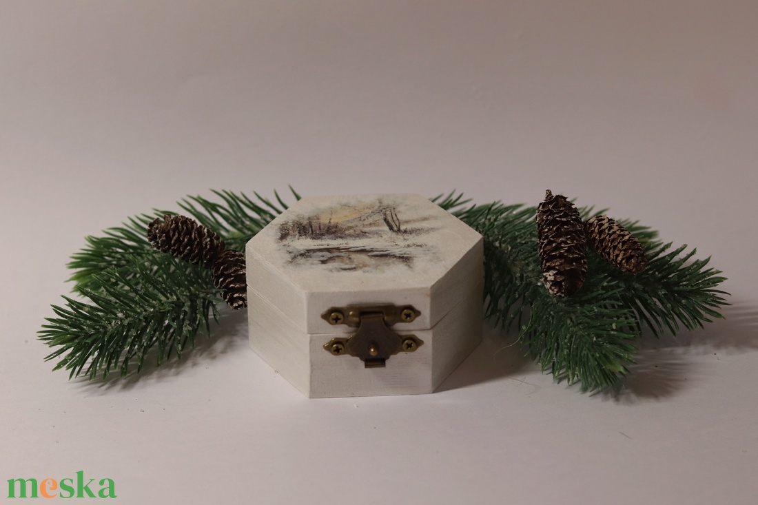 Fehér karácsonyi ajándékdoboz - karácsony - karácsonyi ajándékozás - karácsonyi ajándékcsomagolás - Meska.hu