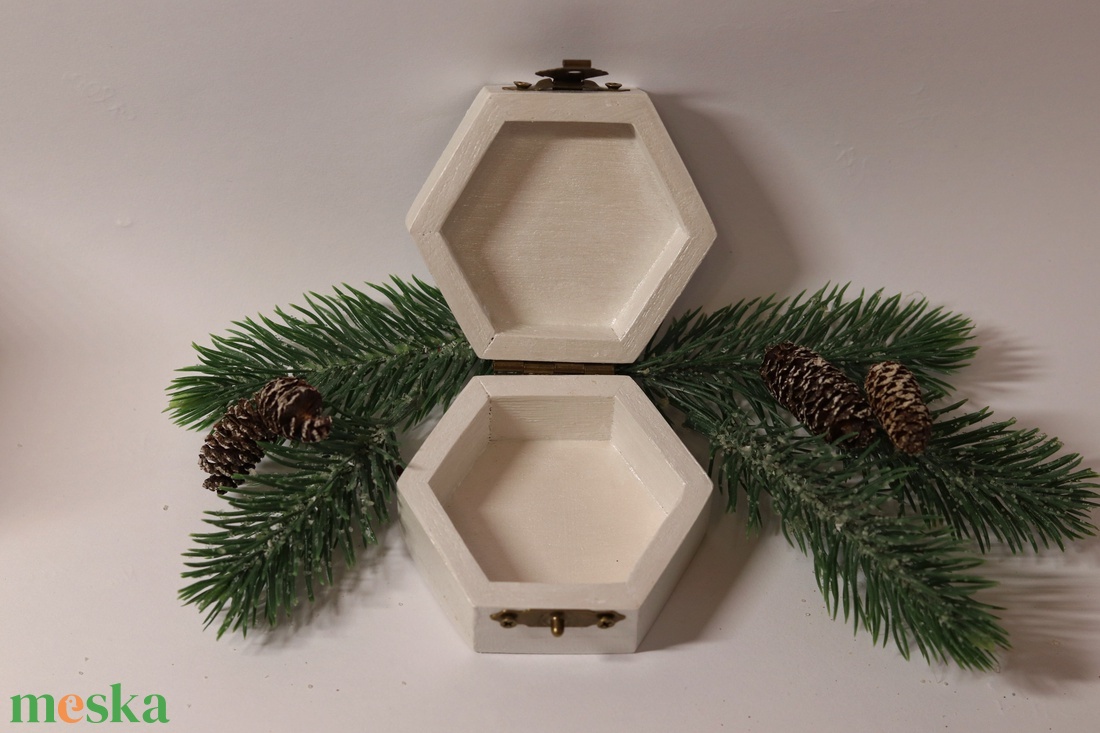 Fehér ajándékdoboz téli tájjal - karácsony - karácsonyi ajándékozás - karácsonyi ajándékcsomagolás - Meska.hu