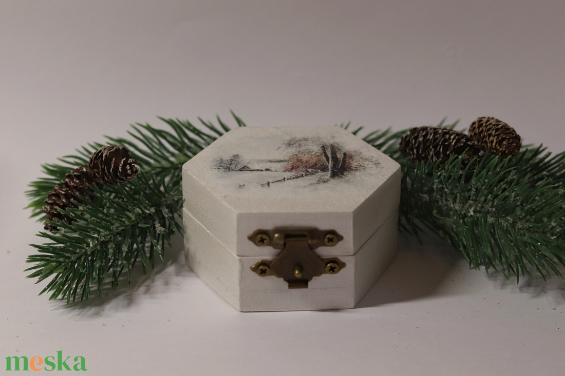 Fehér ajándékdoboz téli tájjal - karácsony - karácsonyi ajándékozás - karácsonyi ajándékcsomagolás - Meska.hu