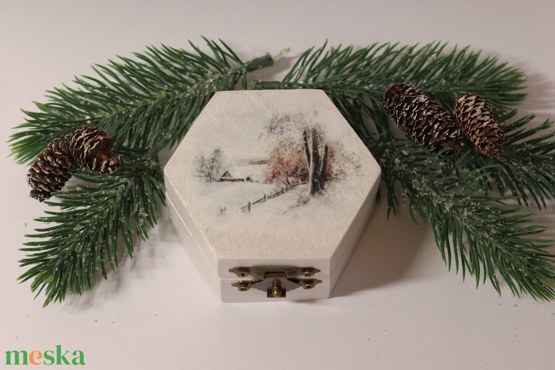 Fehér ajándékdoboz téli tájjal - karácsony - karácsonyi ajándékozás - karácsonyi ajándékcsomagolás - Meska.hu