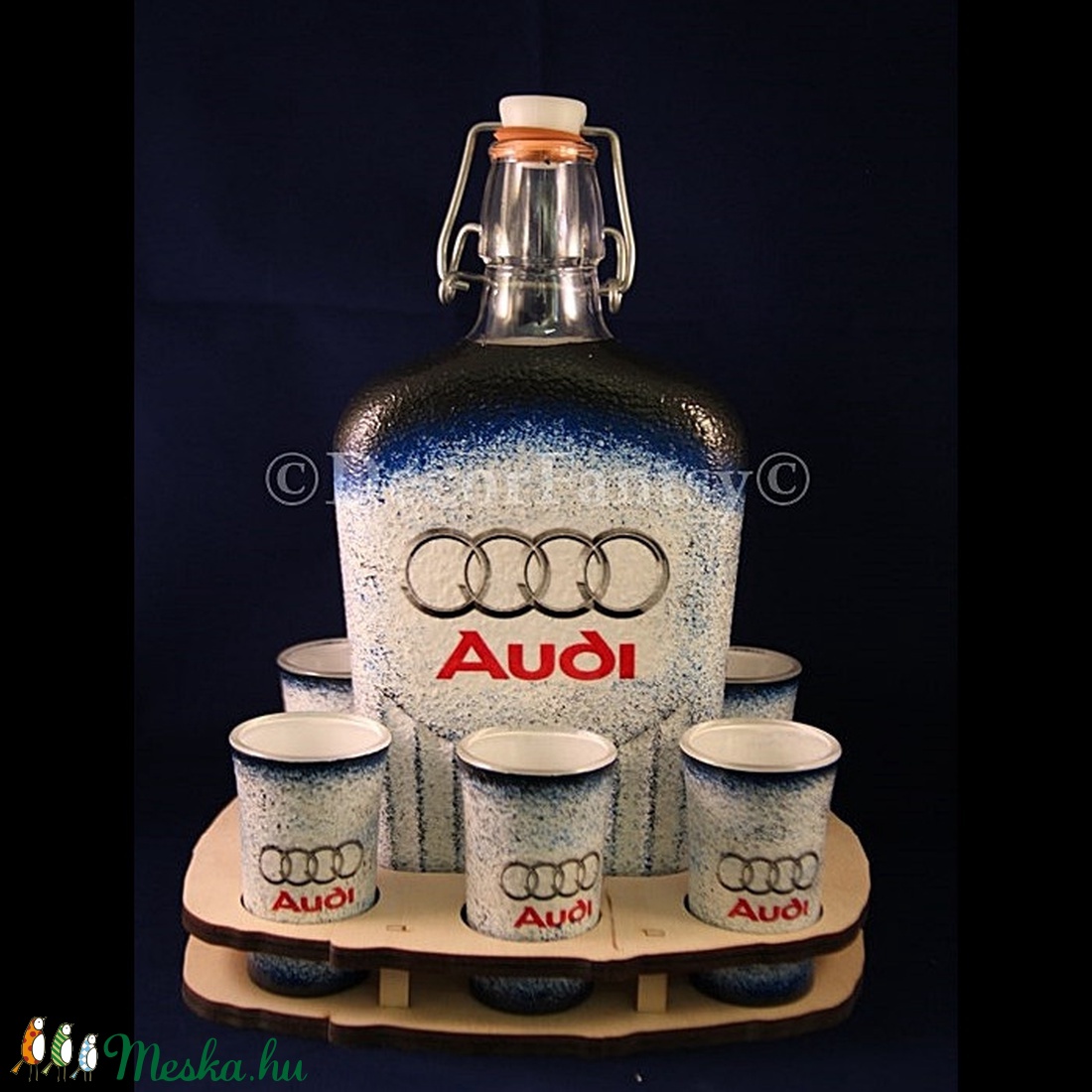 AUDI emblémával díszített italos szett ( 0,5 l üveg + 6x45 ml pohár + FAtartó ) - otthon & életmód - dekoráció - Meska.hu AUDI emblémával díszített italos szett ( 0,5 l üveg + 6x45 ml pohár + FAtartó ) - otthon & életmód - dekoráció - Meska.hu