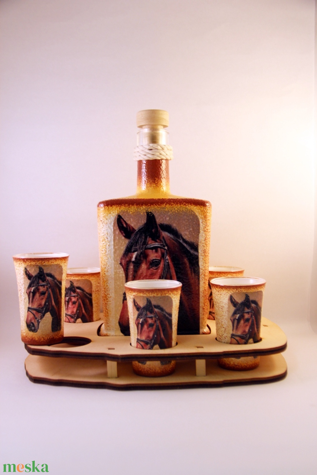 Ló motívummal díszített pálinkás szett . ( 0,5 l üveg+6x50 ml pohár +tartó ) - otthon & életmód - dekoráció - asztal és polc dekoráció - díszüveg - Meska.hu Ló motívummal díszített pálinkás szett . ( 0,5 l üveg+6x50 ml pohár +tartó ) - otthon & életmód - dekoráció - asztal és polc dekoráció - díszüveg - Meska.hu