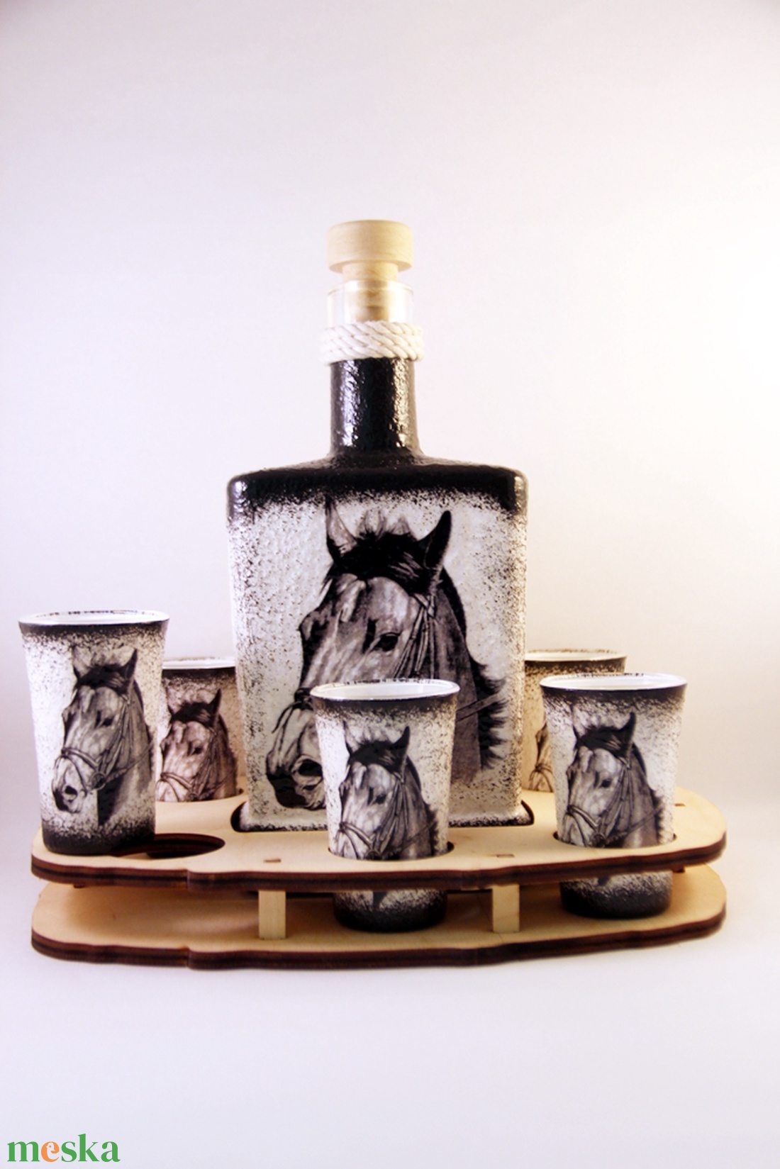 Ló motívummal díszített  pálinkás szett . ( 0,5 l üveg+6x50 ml pohár +tartó )  - otthon & lakás - dekoráció - asztal és polc dekoráció - díszüveg - Meska.hu