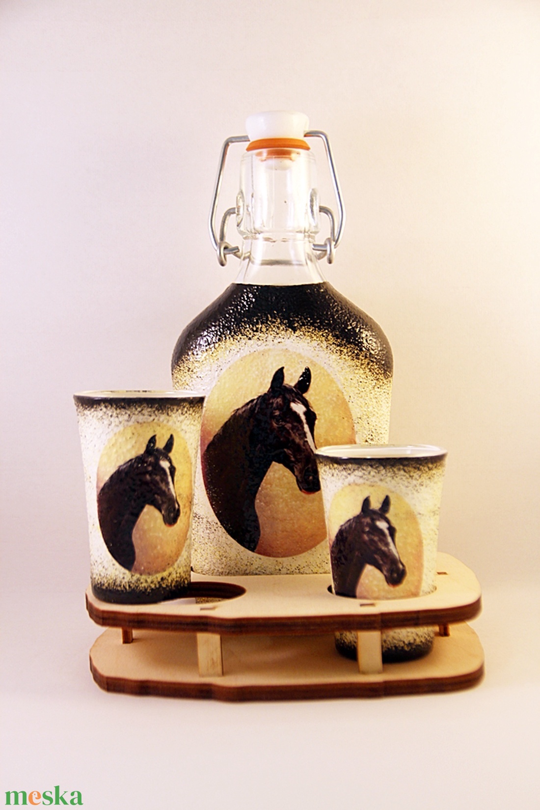 Ló motívummal díszített  pálinkás szett ( 0,2 l  üveg+2x50 ml pohár +tartó )  - otthon & lakás - dekoráció - asztal és polc dekoráció - díszüveg - Meska.hu