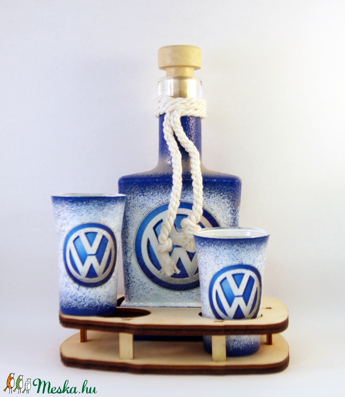 VOLKSWAGEN emblémával díszített pálinkás szett ( 0,2 l üveg + 2x 50 ml pohár + tartó ) - - Meska.hu VOLKSWAGEN emblémával díszített pálinkás szett ( 0,2 l üveg + 2x 50 ml pohár + tartó ) - - Meska.hu
