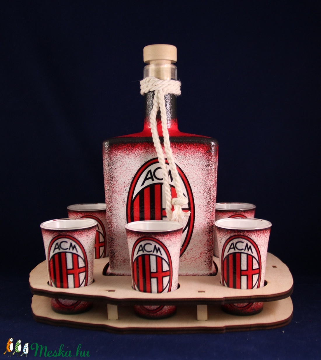 AC MILAN emblémával díszített nagy pálinkás szett ( 0,5l üveg + 6x45ml pohár + tartó ) - - Meska.hu AC MILAN emblémával díszített nagy pálinkás szett ( 0,5l üveg + 6x45ml pohár + tartó ) - - Meska.hu