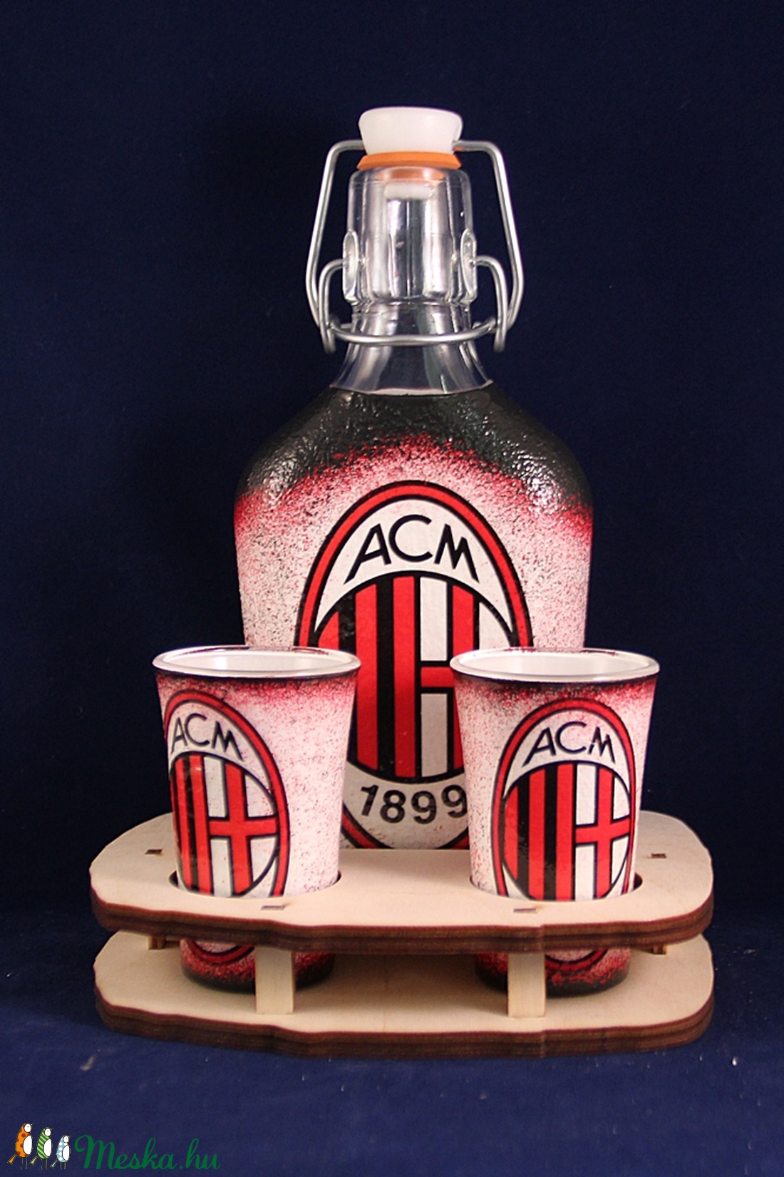 AC MILAN emblémával díszített kis pálinkás szett ( 0,2 l üveg + 2x45ml pohár + tartó ) - - Meska.hu AC MILAN emblémával díszített kis pálinkás szett ( 0,2 l üveg + 2x45ml pohár + tartó ) - - Meska.hu