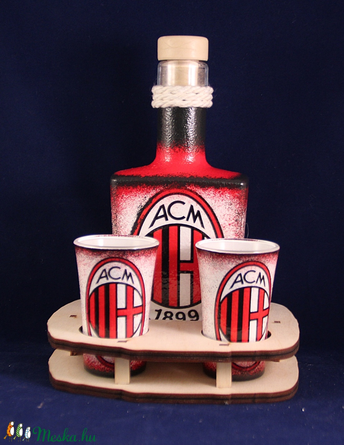 AC MILAN emblémával díszített kis pálinkás szett - II ( 0,2 l üveg + 2x45ml pohár + tartó ) - - Meska.hu AC MILAN emblémával díszített kis pálinkás szett - II ( 0,2 l üveg + 2x45ml pohár + tartó ) - - Meska.hu