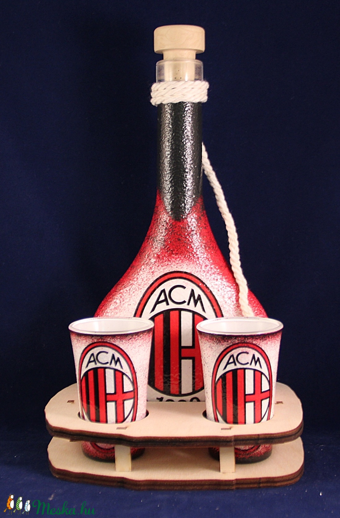 AC MILAN emblémával díszített kis pálinkás szett - III ( 0,2 l üveg + 2x45ml pohár + tartó ) - - Meska.hu AC MILAN emblémával díszített kis pálinkás szett - III ( 0,2 l üveg + 2x45ml pohár + tartó ) - - Meska.hu