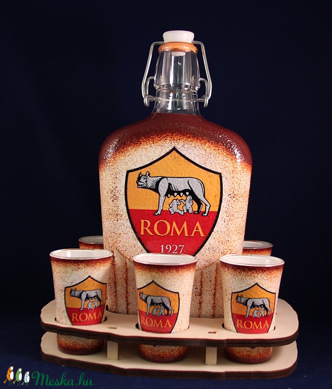 AS ROMA  emblémával díszített pálinkás szett ( 0,5 l üveg + 6x45ml pohár + tartó )  - otthon & életmód - konyhafelszerelés, tálalás - Meska.hu