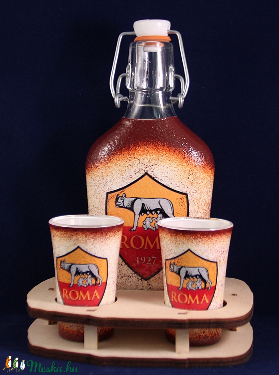 AS ROMA  emblémával díszített kis  pálinkás szett ( 0,2 l üveg + 2x45ml pohár + tartó )  -  - Meska.hu