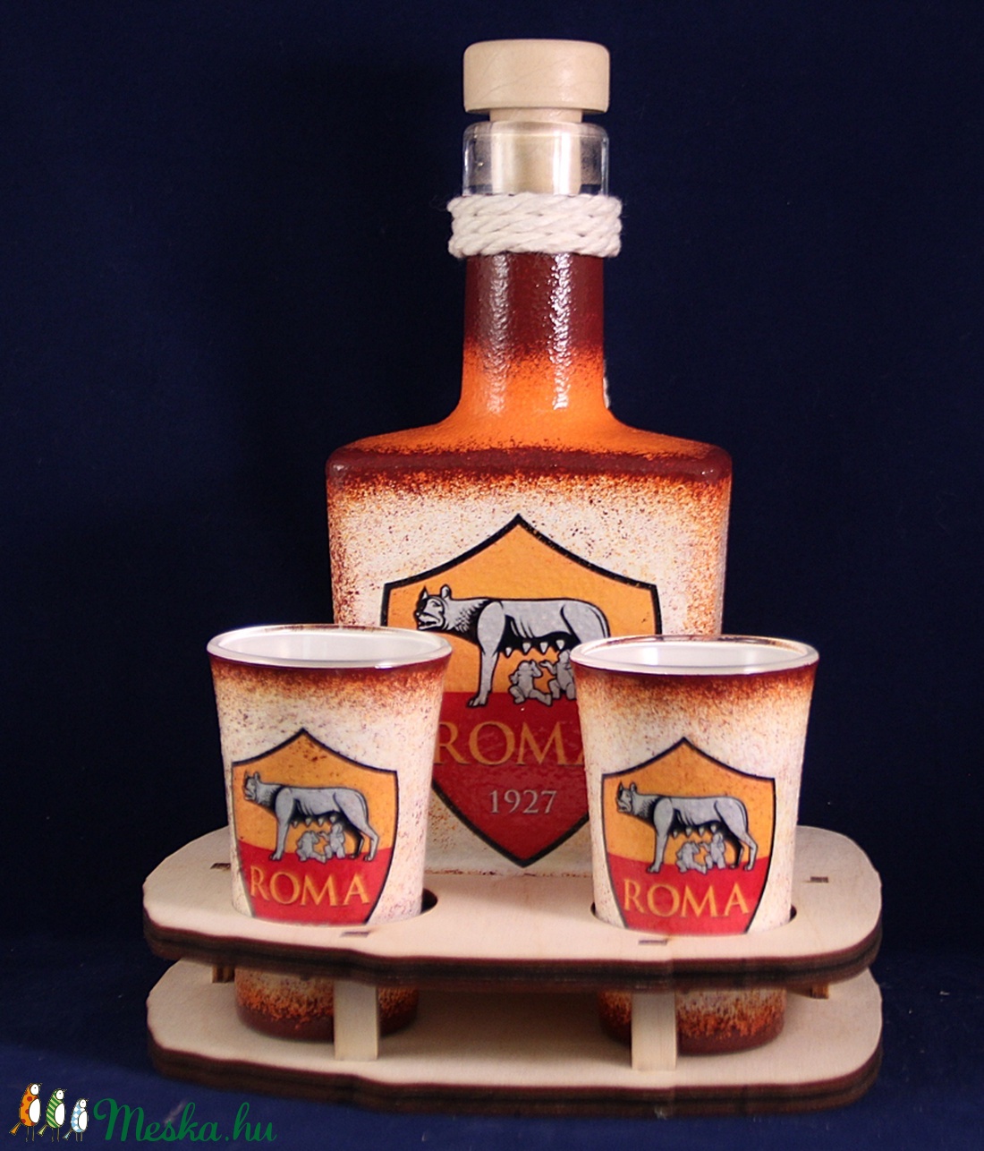 AS ROMA emblémával díszített kis pálinkás szett ( 0,2 l üveg + 2x45ml pohár + tartó ) - - Meska.hu AS ROMA emblémával díszített kis pálinkás szett ( 0,2 l üveg + 2x45ml pohár + tartó ) - - Meska.hu