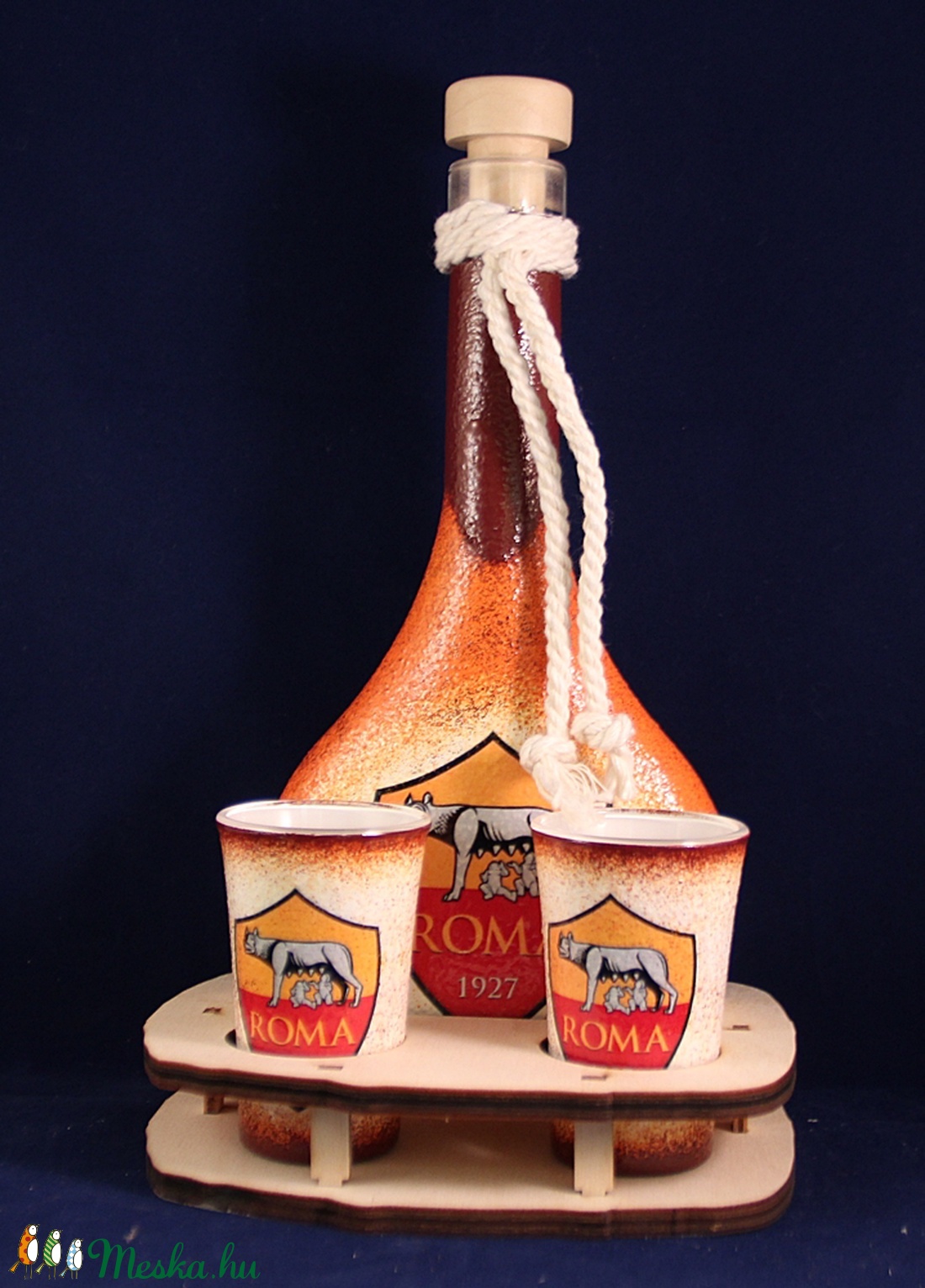 AS ROMA emblémával díszített kis pálinkás szett ( 0,2 l üveg + 2x45ml pohár + tartó ) - - Meska.hu AS ROMA emblémával díszített kis pálinkás szett ( 0,2 l üveg + 2x45ml pohár + tartó ) - - Meska.hu