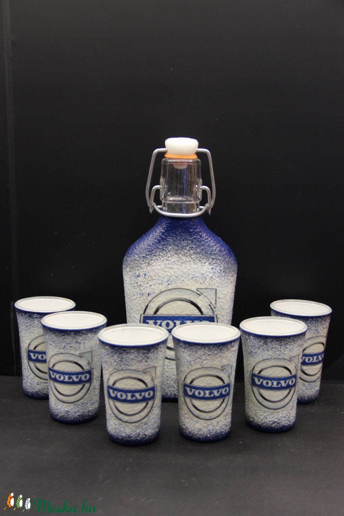 VOLVO emblémával díszített pálinkás szett ( 0,2 l csatos üveg + 6x45 ml pohár ) - otthon & életmód - konyhafelszerelés, tálalás - Meska.hu VOLVO emblémával díszített pálinkás szett ( 0,2 l csatos üveg + 6x45 ml pohár ) - otthon & életmód - konyhafelszerelés, tálalás - Meska.hu