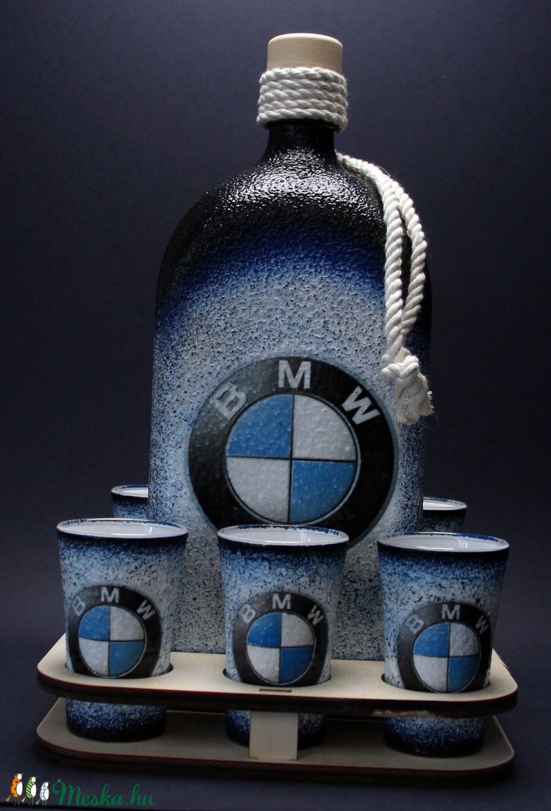 BMW emblémával díszített nagy pálinkás szett fatartóban ( 1,0 l üveg + 6x45 ml pohár + tartó ) - 2020-as ÚJDONSÁG - otthon & életmód - konyhafelszerelés, tálalás - Meska.hu BMW emblémával díszített nagy pálinkás szett fatartóban ( 1,0 l üveg + 6x45 ml pohár + tartó ) - 2020-as ÚJDONSÁG - otthon & életmód - konyhafelszerelés, tálalás - Meska.hu
