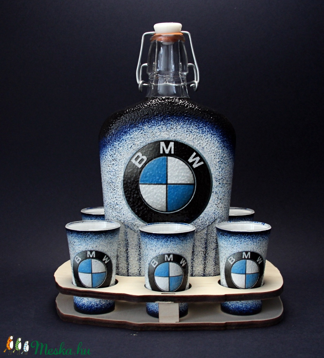 BMW emblémával díszített nagy pálinkás szett - ideális ajándék a márka szerelmeseinek - férjeknek -barátoknak - - Meska.hu BMW emblémával díszített nagy pálinkás szett - ideális ajándék a márka szerelmeseinek - férjeknek -barátoknak - - Meska.hu