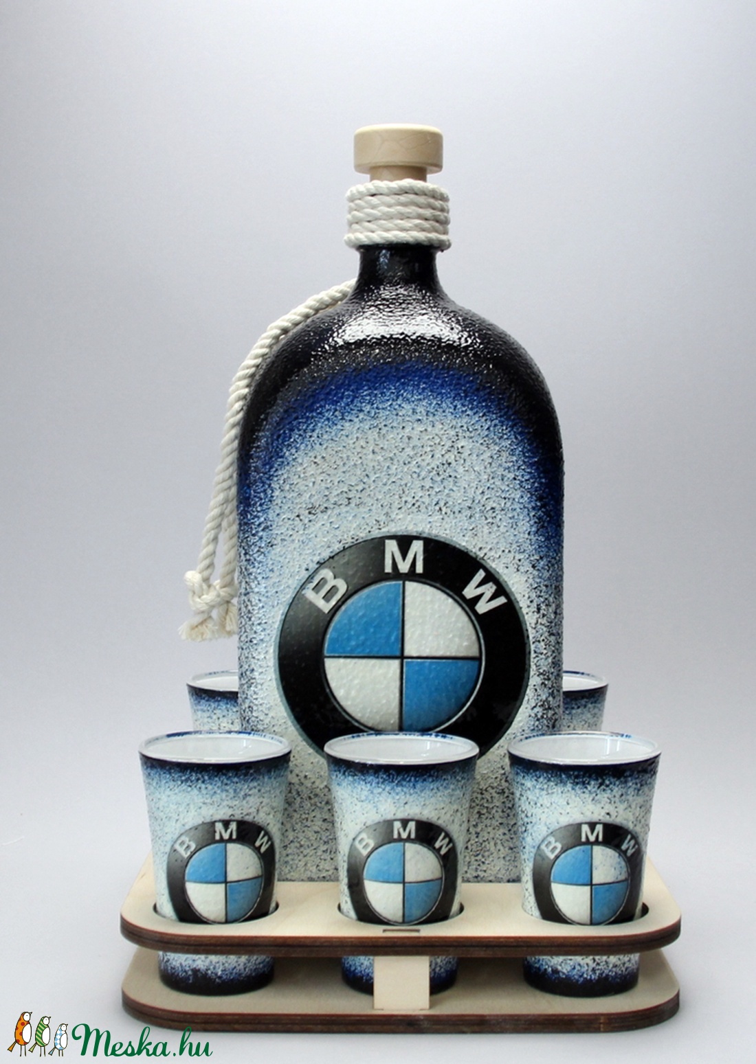 BMW emblémával díszített italos szett (1 l-es üveg+6x45ml pohár+fatartó)a márka szerelmeseinek - férjeknek -barátoknak - - Meska.hu BMW emblémával díszített italos szett (1 l-es üveg+6x45ml pohár+fatartó)a márka szerelmeseinek - férjeknek -barátoknak - - Meska.hu