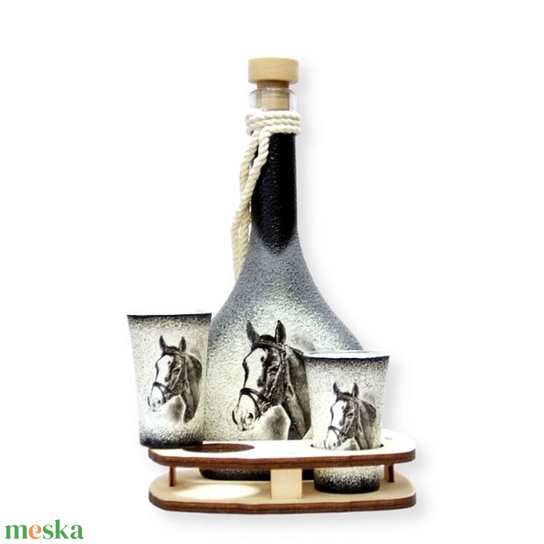Ló motívummal díszített pálinkás szett ( 0,2 l üveg+2x50 ml pohár +tartó ) - otthon & életmód - dekoráció - asztal és polc dekoráció - díszüveg - Meska.hu Ló motívummal díszített pálinkás szett ( 0,2 l üveg+2x50 ml pohár +tartó ) - otthon & életmód - dekoráció - asztal és polc dekoráció - díszüveg - Meska.hu