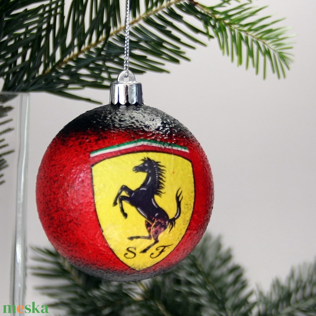 Karácsonyfa gömb autó témájú emblémával - FERRARI  rajongóknak -  párodnak; szerelmednek  mikulásra és karácsonyra  - karácsony - karácsonyi lakásdekoráció - karácsonyfadíszek - Meska.hu