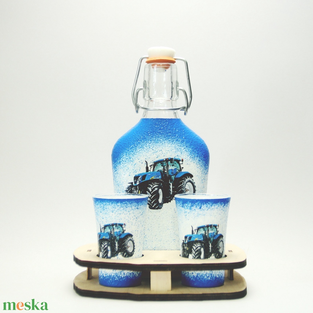 New Holland traktorral ( T8 ) díszített kis pálinkás kínáló szett mezőgazdászoknak - otthon & életmód - konyhafelszerelés, tálalás - tálalás - pálinkás poharak, szettek - Meska.hu New Holland traktorral ( T8 ) díszített kis pálinkás kínáló szett mezőgazdászoknak - otthon & életmód - konyhafelszerelés, tálalás - tálalás - pálinkás poharak, szettek - Meska.hu
