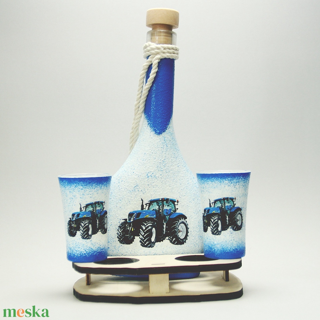 New Holland traktorral ( T8 ) díszített kis pálinkás kínáló szett mezőgazdászoknak - otthon & életmód - konyhafelszerelés, tálalás - tálalás - pálinkás poharak, szettek - Meska.hu New Holland traktorral ( T8 ) díszített kis pálinkás kínáló szett mezőgazdászoknak - otthon & életmód - konyhafelszerelés, tálalás - tálalás - pálinkás poharak, szettek - Meska.hu