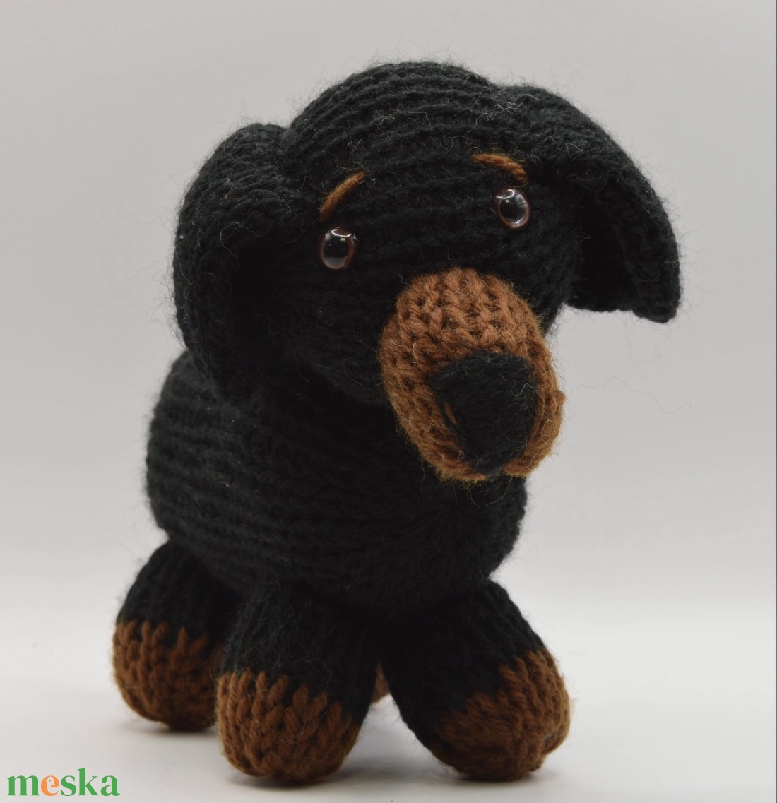 Kézi kötésű (amigurumi) állatfigura - Tacskó (fiúknak, lányoknak minden alkalomra) - játék & sport - plüssállat & játékfigura - kutya - Meska.hu