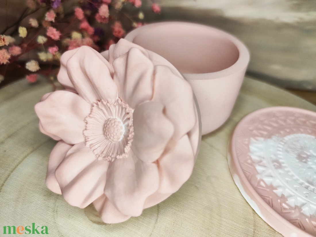 Színes virágos tetejű tároló alátéttel - otthon & életmód - dekoráció - dísztárgy - Meska.hu