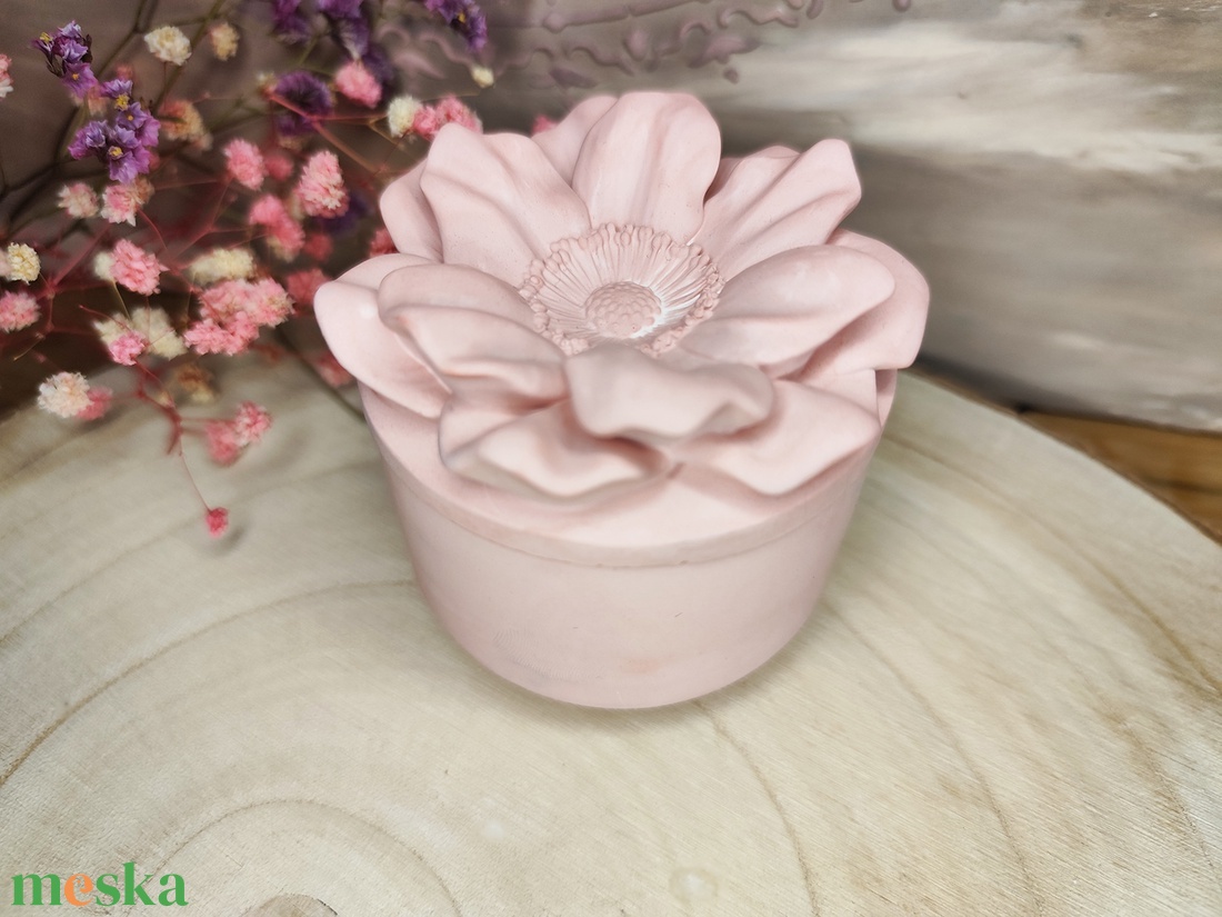 Színes virágos tetejű tároló alátéttel - otthon & életmód - dekoráció - dísztárgy - Meska.hu