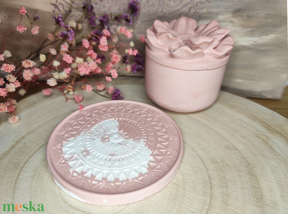 Színes virágos tetejű tároló alátéttel - otthon & életmód - dekoráció - dísztárgy - Meska.hu