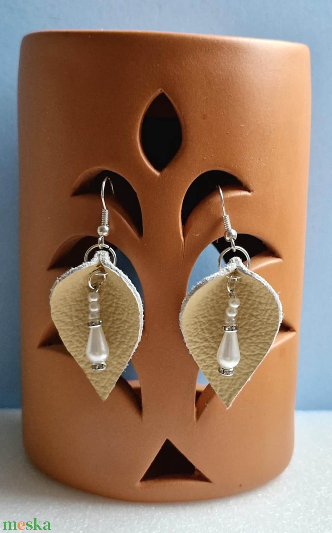 Levél alakú gyönggyel díszített bőr fülbevaló - ékszer - fülbevaló - lógó csepp fülbevaló - Meska.hu