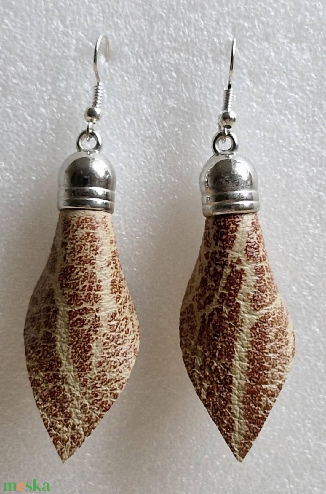 Lógós bőr fülbevaló - ékszer - fülbevaló - lógó fülbevaló - Meska.hu