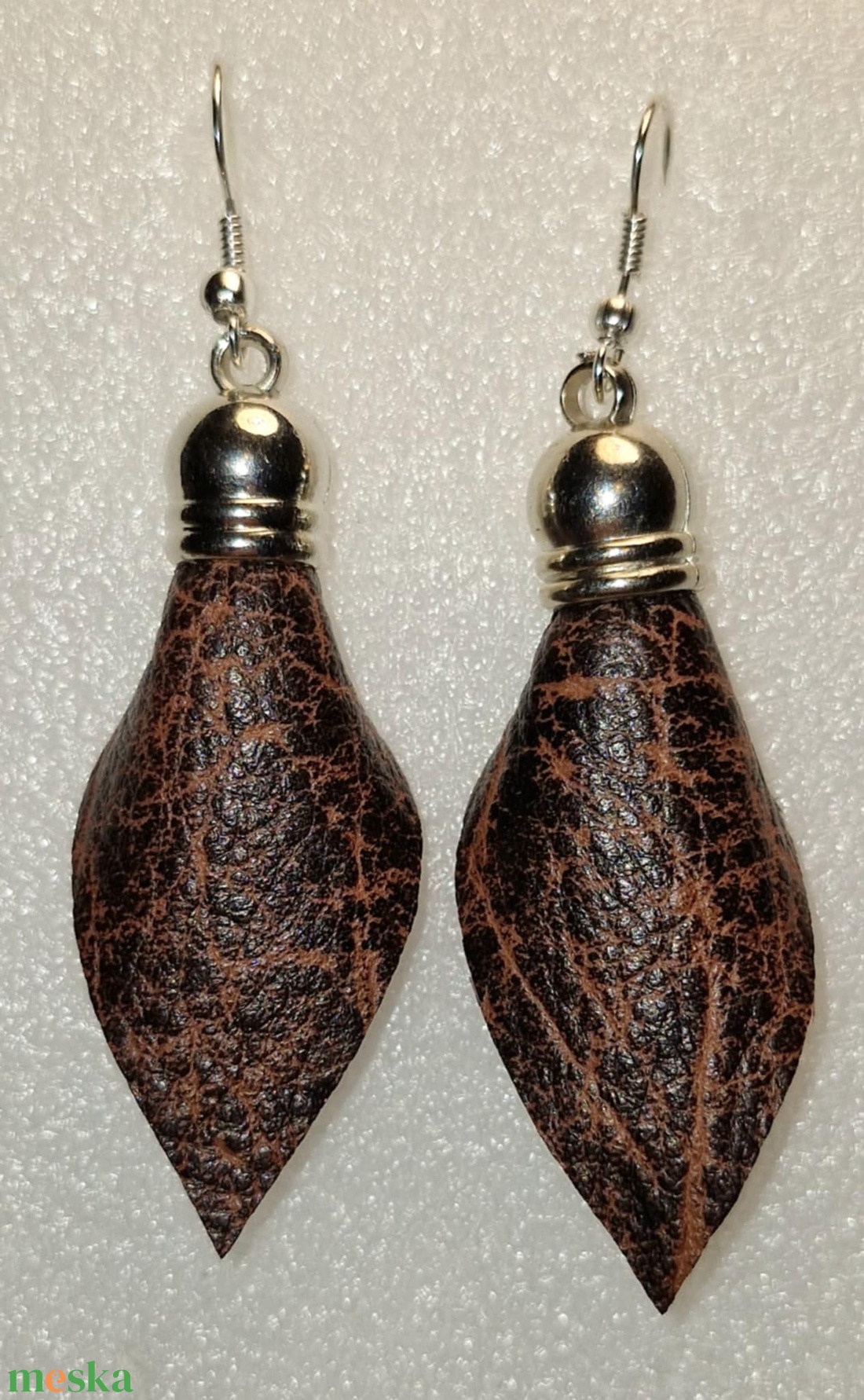 Lógós bőr fülbevaló - ékszer - fülbevaló - lógó fülbevaló - Meska.hu