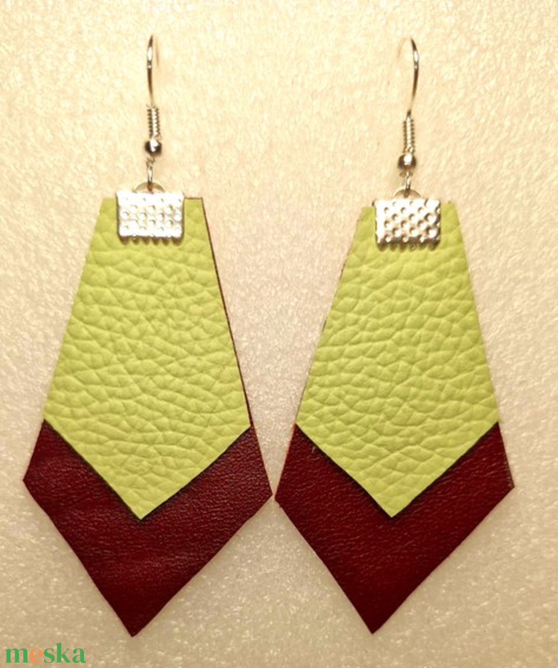 Lógós bőr fülbevaló - ékszer - fülbevaló - lógó fülbevaló - Meska.hu