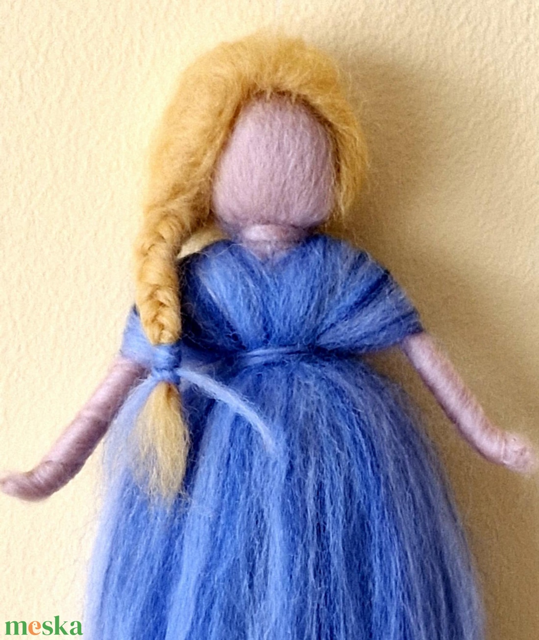 Egyedi gyapjú tündér a tél színeiben /18cm./ - otthon & életmód - dekoráció - fali és függő dekoráció - függődísz - Meska.hu