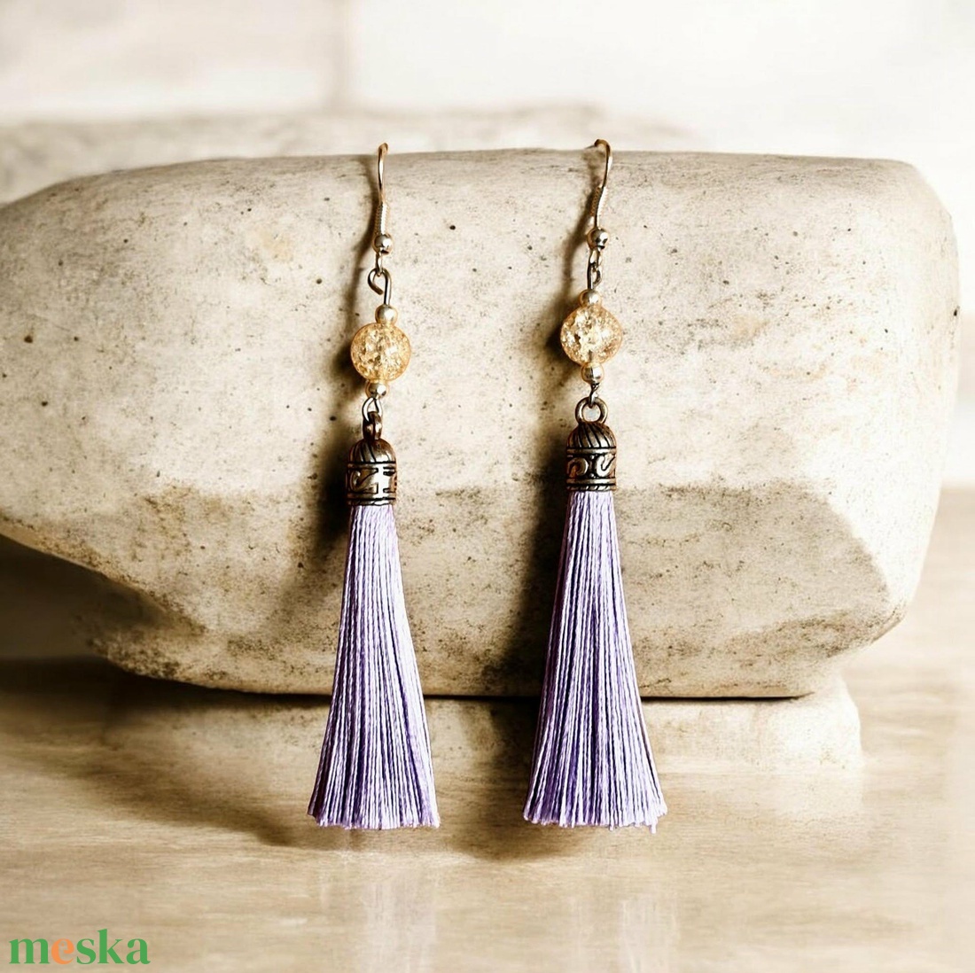 Halvány lila selyembojtos fülbevaló roppantott hegyikristály ásványgyönggyel - ékszer - fülbevaló - lógó fülbevaló - Meska.hu