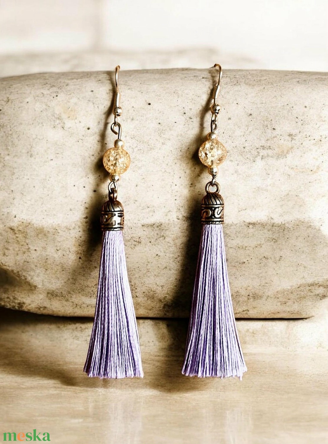 Halvány lila selyembojtos fülbevaló roppantott hegyikristály ásványgyönggyel - ékszer - fülbevaló - lógó fülbevaló - Meska.hu