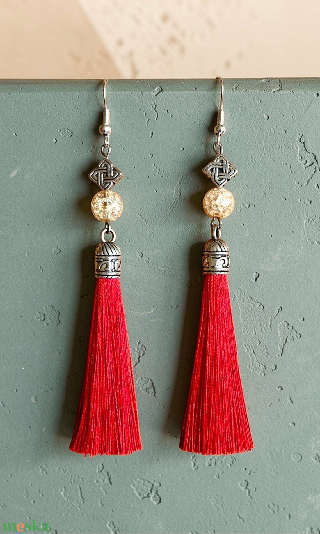 Piros selyembojtos fülbevaló roppantott hegyikristály ásványgyönggyel - ékszer - fülbevaló - lógó fülbevaló - Meska.hu