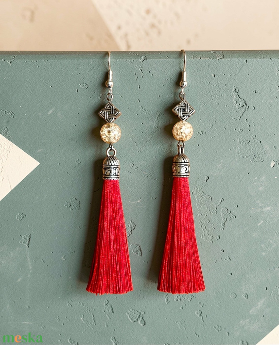 Piros selyembojtos fülbevaló roppantott hegyikristály ásványgyönggyel - ékszer - fülbevaló - lógó fülbevaló - Meska.hu