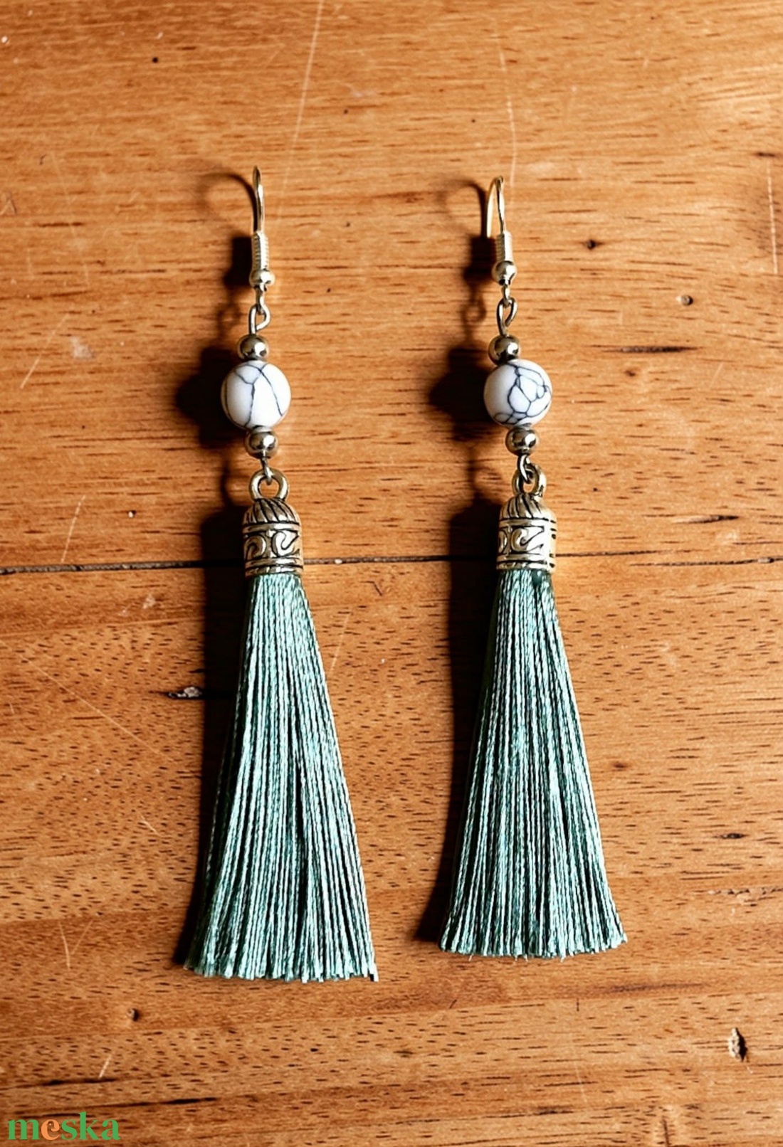 Menta színű selyembojtos fülbevaló howlit ásványgyönggyel - ékszer - fülbevaló - lógó fülbevaló - Meska.hu