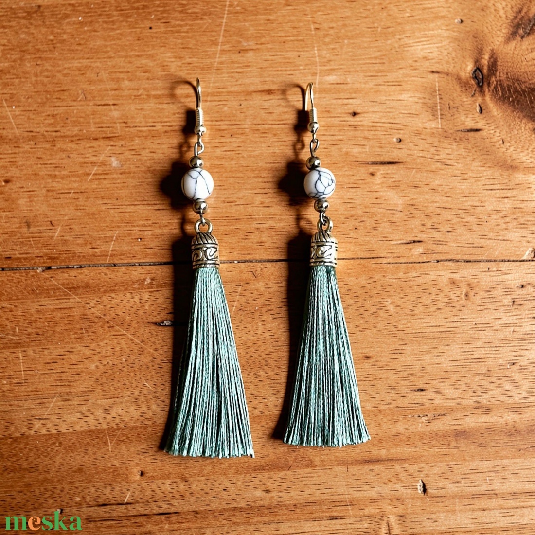 Menta színű selyembojtos fülbevaló howlit ásványgyönggyel - ékszer - fülbevaló - lógó fülbevaló - Meska.hu