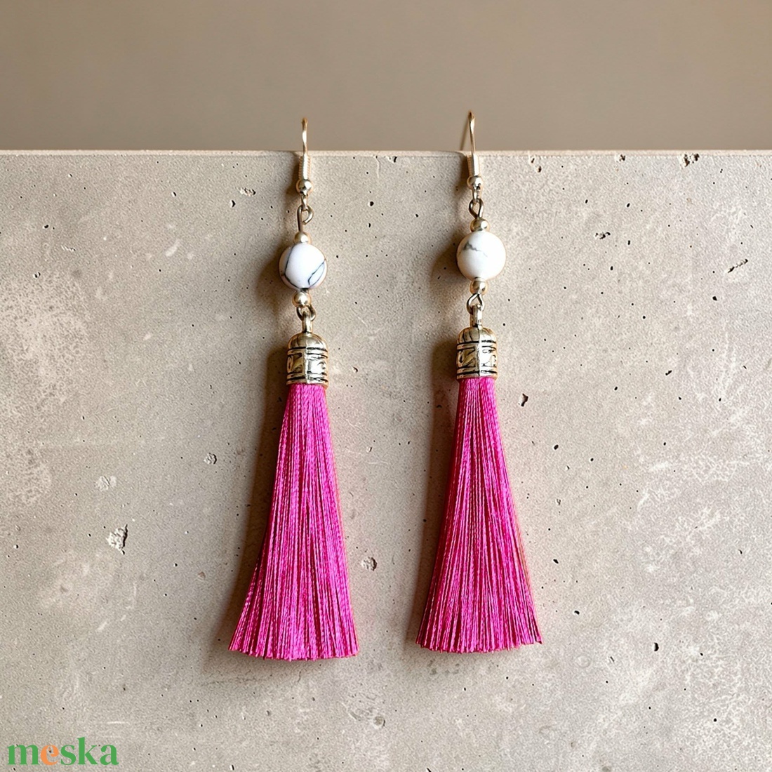 Pink színű selyembojtos fülbevaló howlit ásványgyönggyel - ékszer - fülbevaló - lógó fülbevaló - Meska.hu