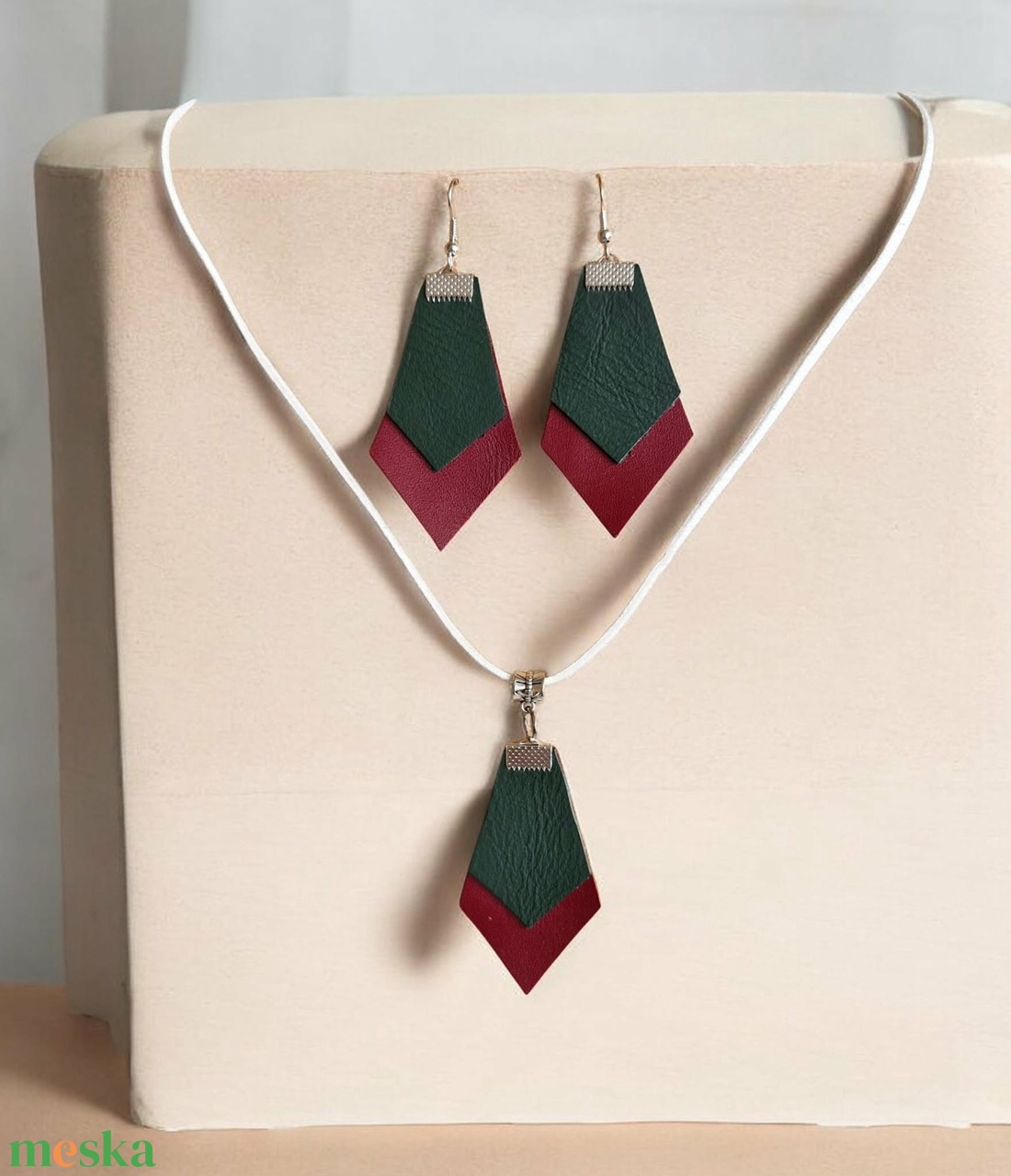 Modern bőr ékszerszett � sötétzöld és burgundi rombusz, kézműves design - ékszer - ékszerszett - Meska.hu