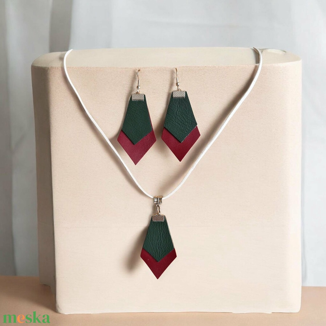 Modern bőr ékszerszett � sötétzöld és burgundi rombusz, kézműves design - ékszer - ékszerszett - Meska.hu