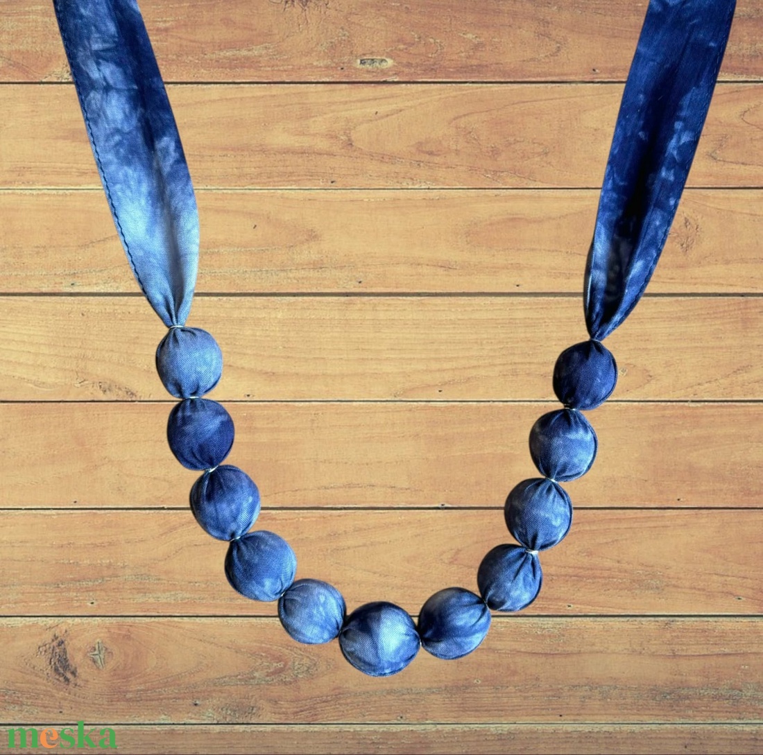 Kék batikolt textil nyaklánc - ékszer - nyaklánc - bogyós nyaklánc - Meska.hu