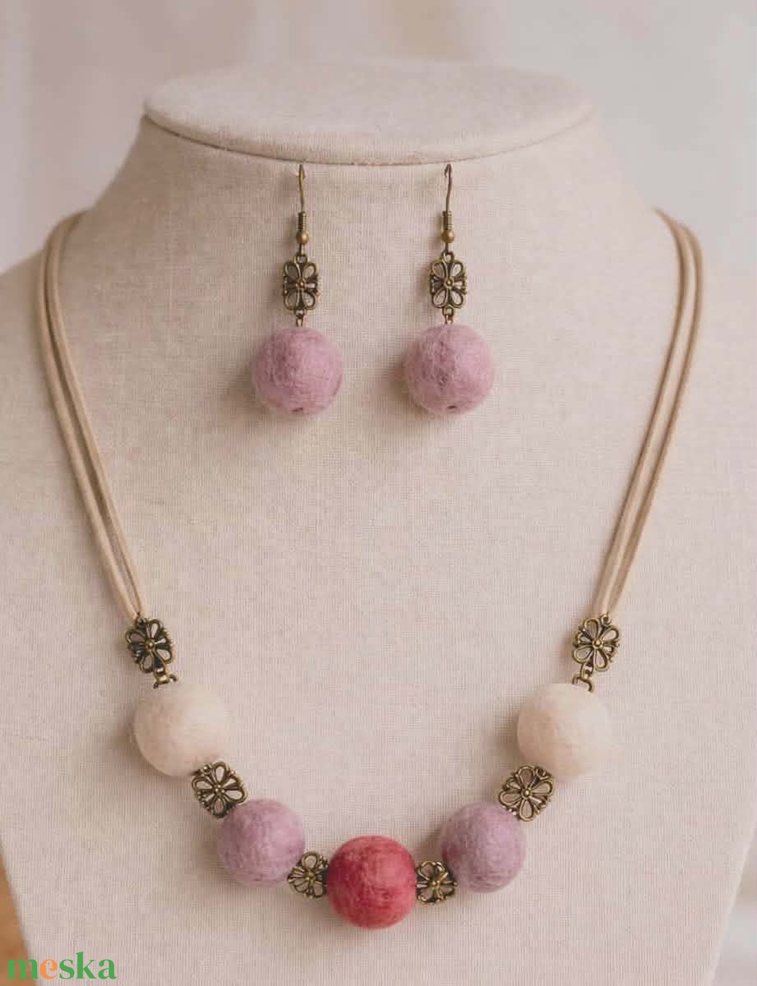 Nemez ékszerszett � Terrakotta, púder és krém gyapjúgolyók valódi bőrön - ékszer - ékszerszett - Meska.hu