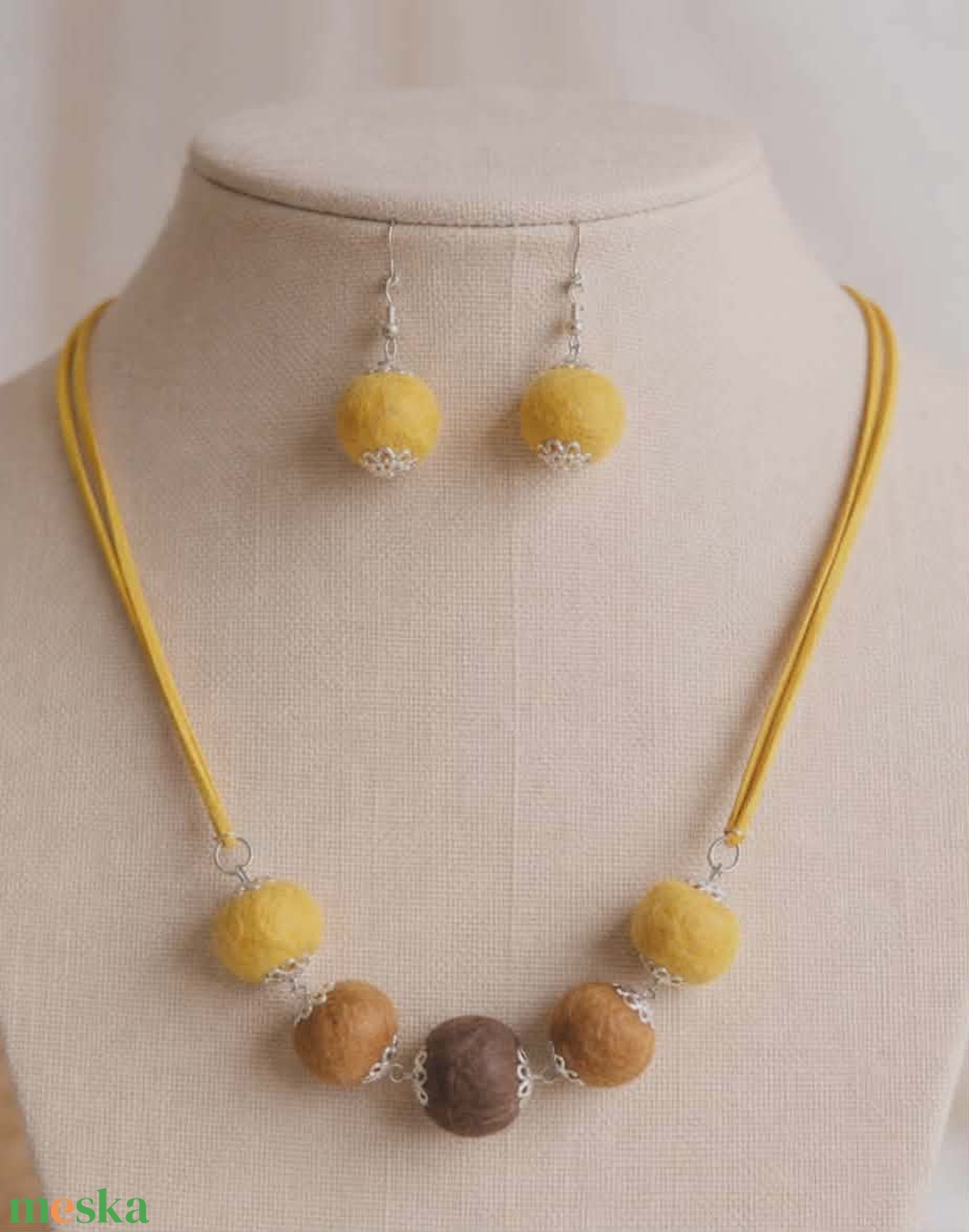Egyedi nemez ékszerszett � Mustársárga és földbarna gyapjúgolyók valódi bőrön - ékszer - ékszerszett - Meska.hu