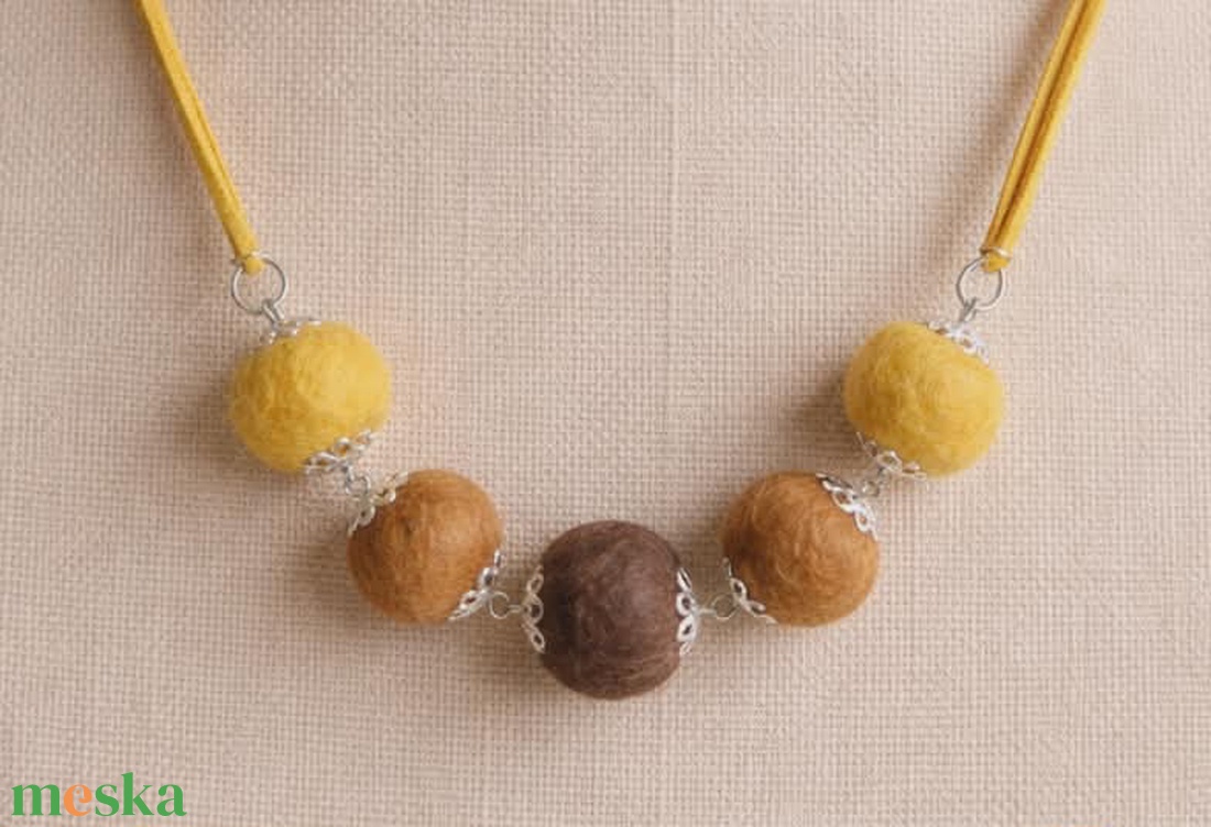 Egyedi nemez ékszerszett � Mustársárga és földbarna gyapjúgolyók valódi bőrön - ékszer - ékszerszett - Meska.hu